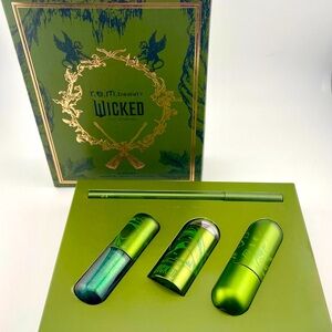 R.E.M Beauty Wicked Makeup Set